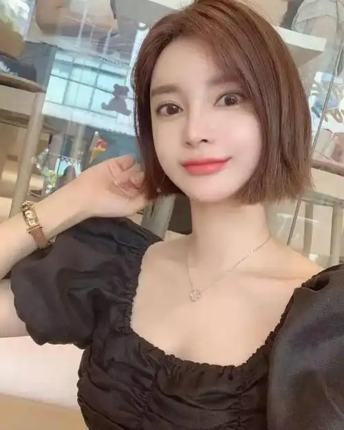 2,四六分波波头侧分短发是一种大脸女生常用的发型之一,这种发型的