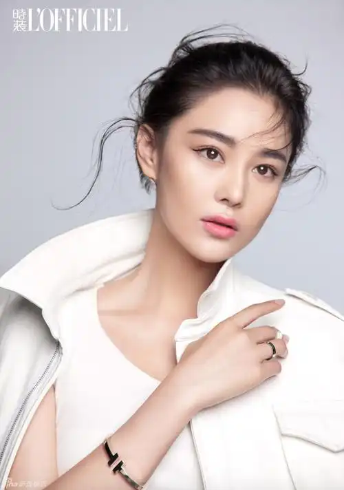 张馨予水下性感迷幻大片曝光 柔美变身美人鱼