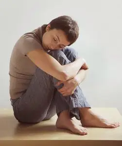 高级的女人抱着膝盖疼痛图片