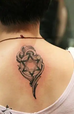 女孩子后背精美的六芒星纹身图案