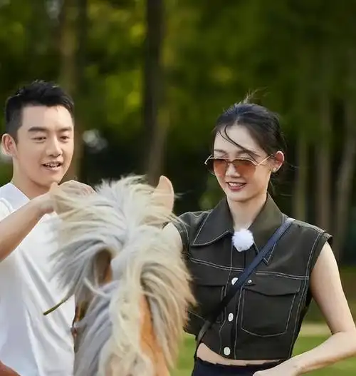 上"草莓"明显|郑恺|杨颖|鹿晗|女明星|迪丽热巴|苗苗(演员)_网易订阅