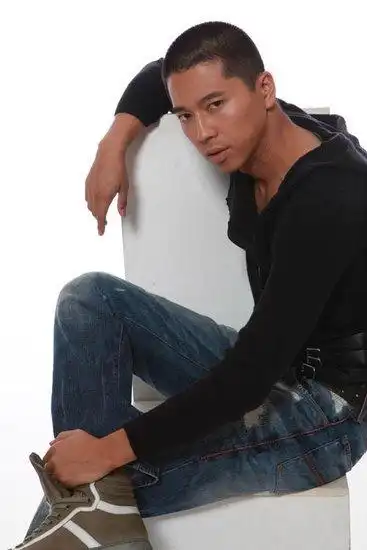 王雷经纪人李磊18665002028