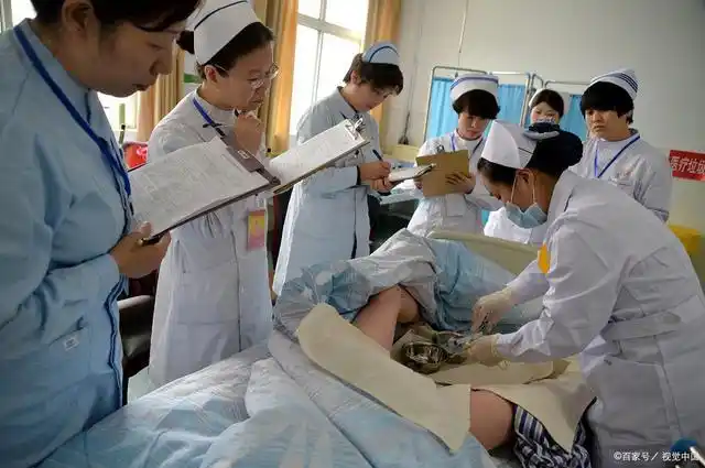 对这名男患者的导尿操作,为什么会失败?