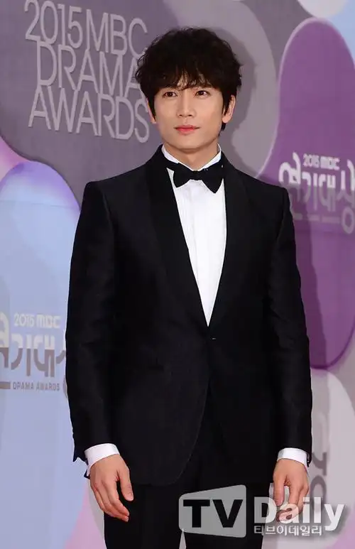 韩星池晟出道16年首夺演技大赏成4冠王|池晟|朴叙俊|黄静茵_新浪娱乐