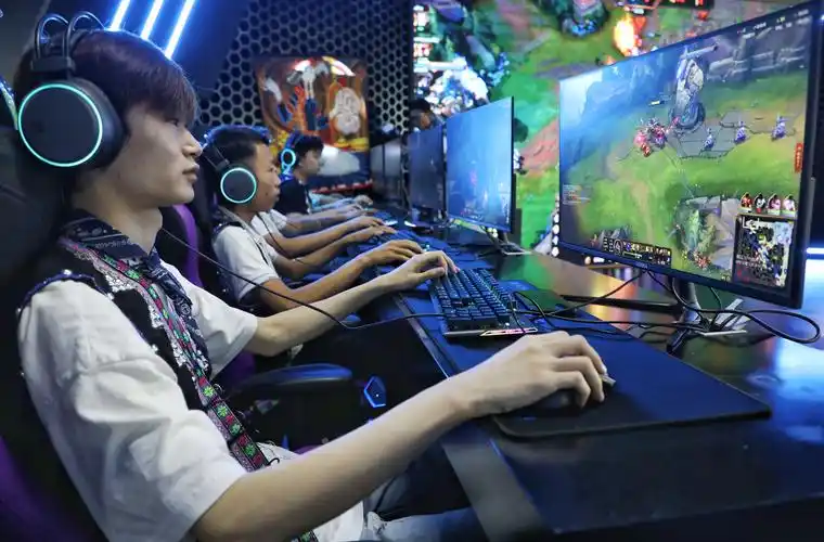 黔西北彝族代表队在比赛中展示电竞水平6969走进赛场,蜡染,花鼓等