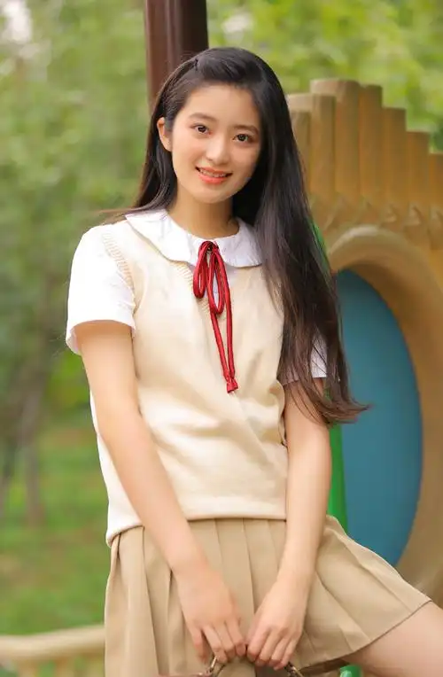 简介:柴蔚清纯养眼写真图片,分享一组柴蔚图片给大家,图中的明星图片