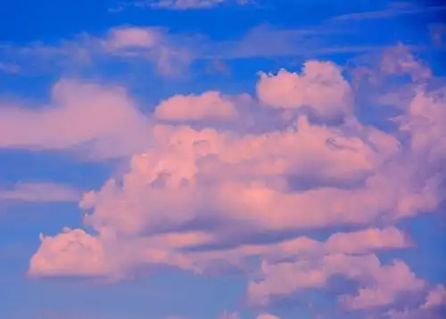 天空中变幻莫测的彩云