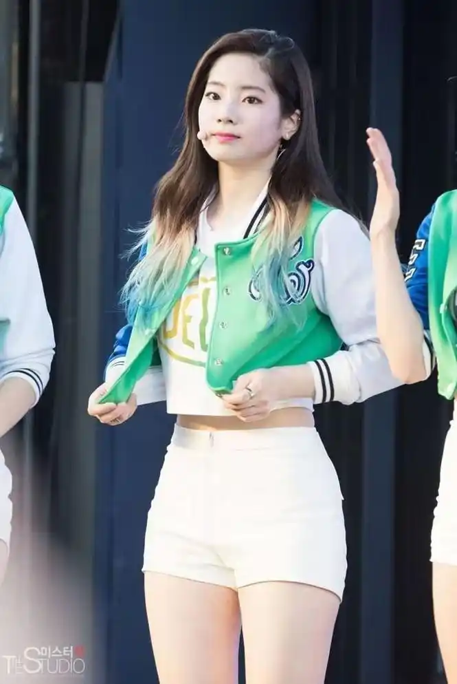 以"名品盆骨"出名,甜美少女下隐约散发性感美的twice金多贤