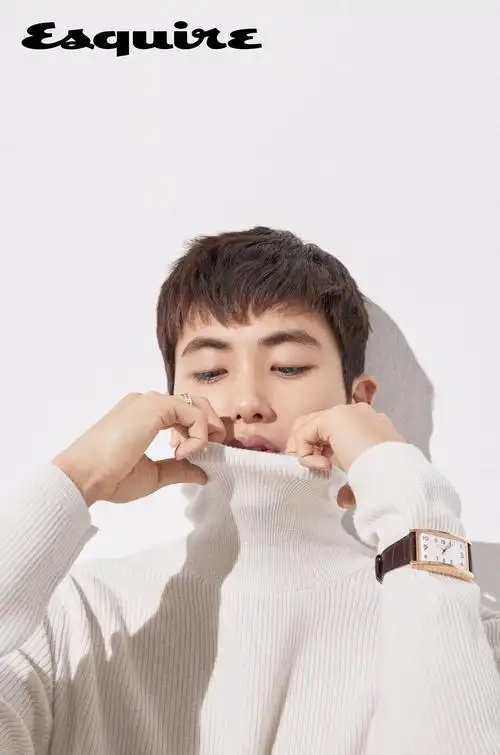 朴炯植最新画报公开 展现纯净干练气质