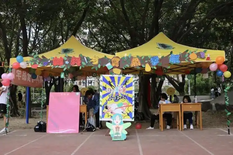 校运会特色帐篷整装待发运动场上让你一眼看到我