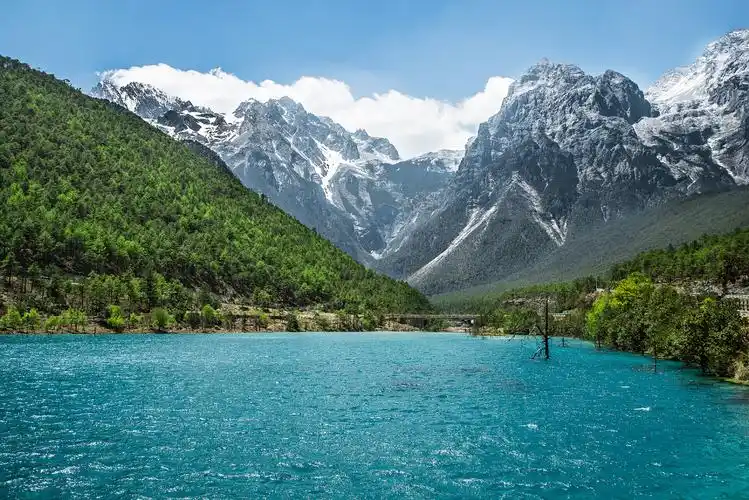 玉龙雪山中国云南丽江玉龙雪山云南旅游蓝天白云下亮丽的玉龙雪山风景