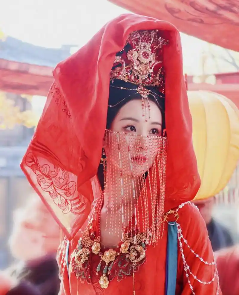 陈都灵古装婚服造型图释出 流苏遮面美艳又华丽 4月6日,陈都灵工作室