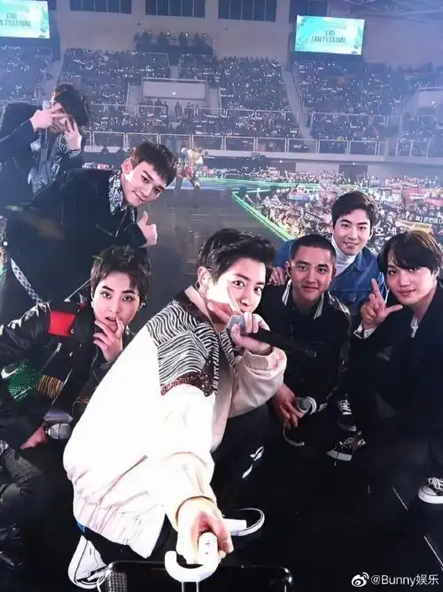 真的很爱exo的一些集体照!一直在一起走花路吧