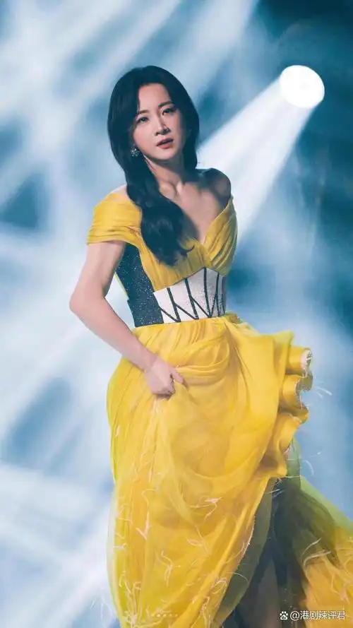 日前也穿着鳄鱼纹皮衣套装拍摄了一辑写真,从容自信的眼神,展现出贾玲