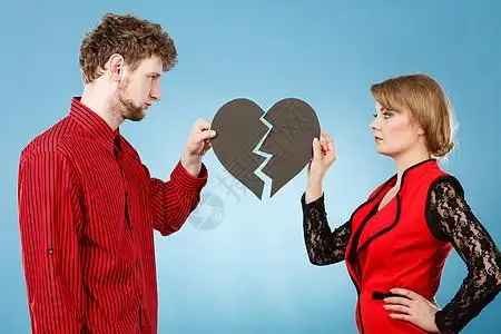 分手并离开关系恋爱中的人的负情绪轻的夫妇两颗破碎的心恋人分手心碎