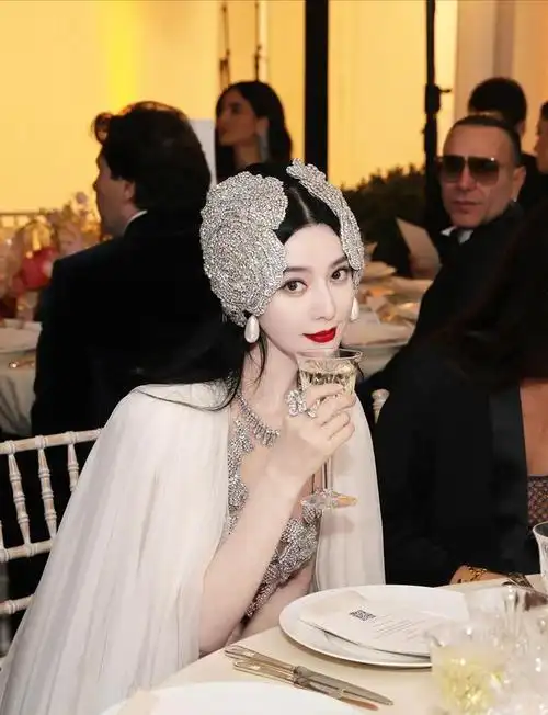 范冰冰还是保守了!虽没将原版的暴露贯彻到底,但这样改也很高级