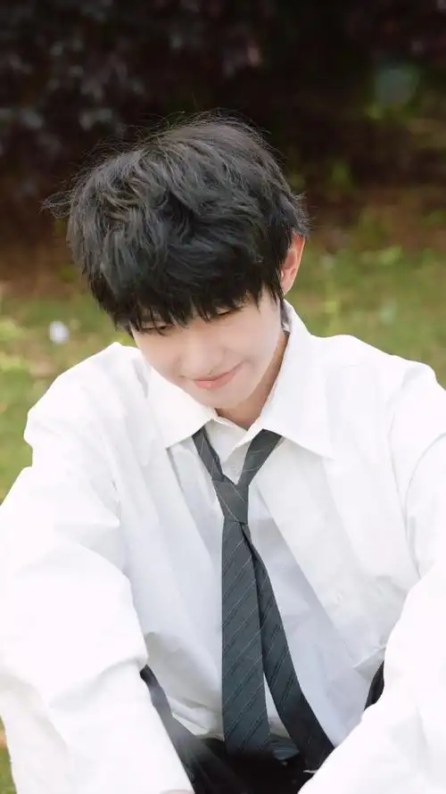 一诺少年感白衬衫