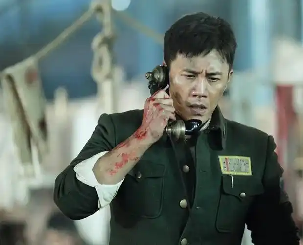 "老算盘"是《八佰》的个中精髓,张译又是老算盘们的学习"楷模"_腾讯新