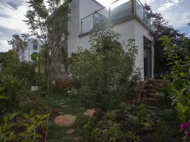 洱海边上的有天有地,独门独院,70年产权联排小别墅,总高三层,端头房