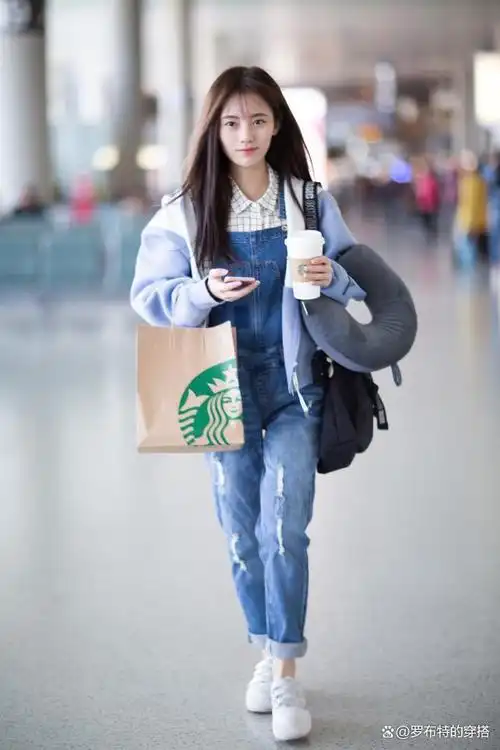 一眼望去,扎着高丸子头的鞠婧祎在机场走来走去,整个人散发着一种与众