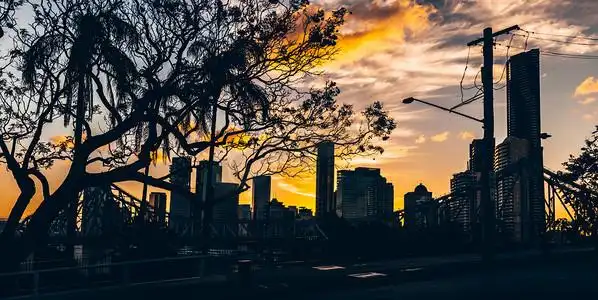 城市背景剪影摄影照片_澳大利亚布里斯班壮丽日落时期的现代城市背景