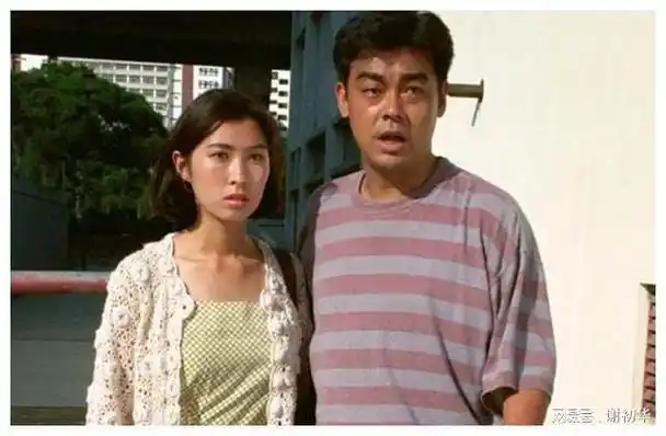 刘青云和郭蔼明逛街!坐扶梯站老婆身后严护安全,夫妻招手太暖心