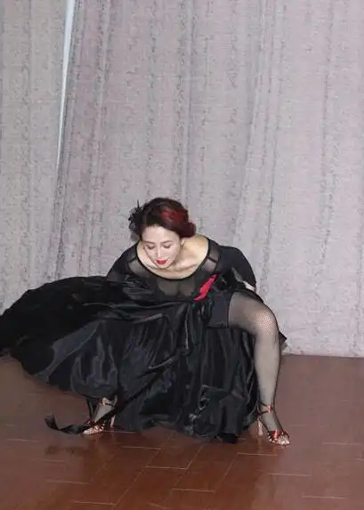 46岁翁虹性感热舞身材抢镜 大秀m字腿动作尴尬