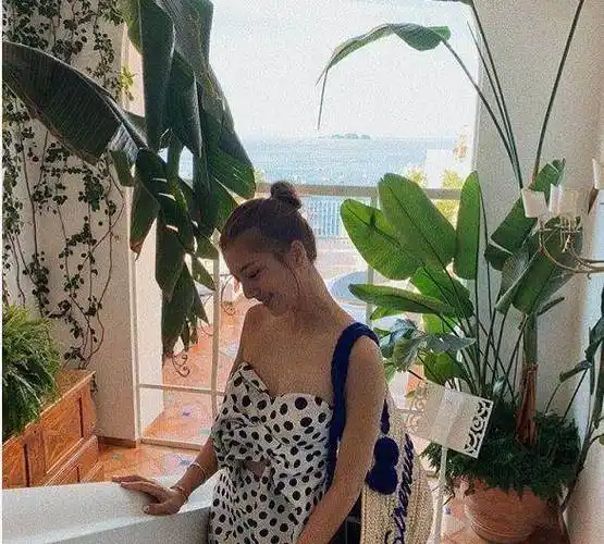 吴千语穿皮草背名包逛街,搭上富三代底气足,奢华生活炫不停?