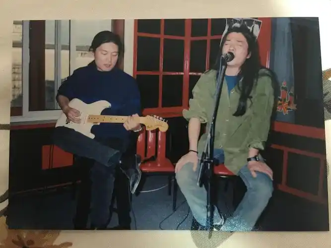 去看了黑豹乐队秦勇和李彤的电台采访