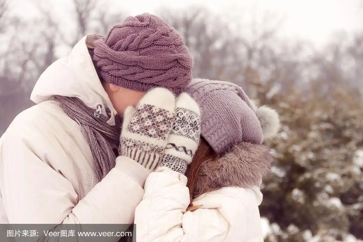 在公园里接吻的情侣