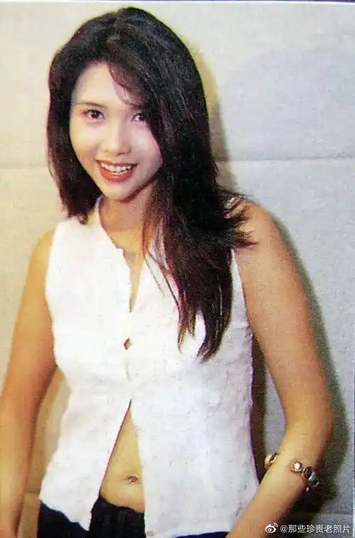 香港女神邱淑贞珍贵美图!雪肤玉貌魔鬼身材性感火辣_长发_事业_吊带