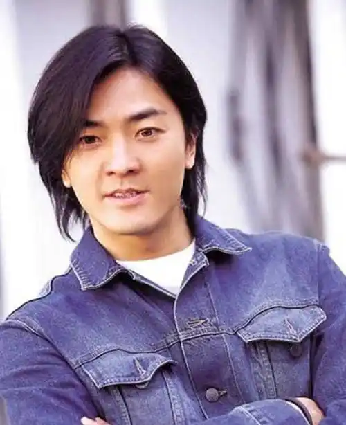 从少年起郑伊健除了长相偏帅没有其他特别的地方,学习非常差,家长也总