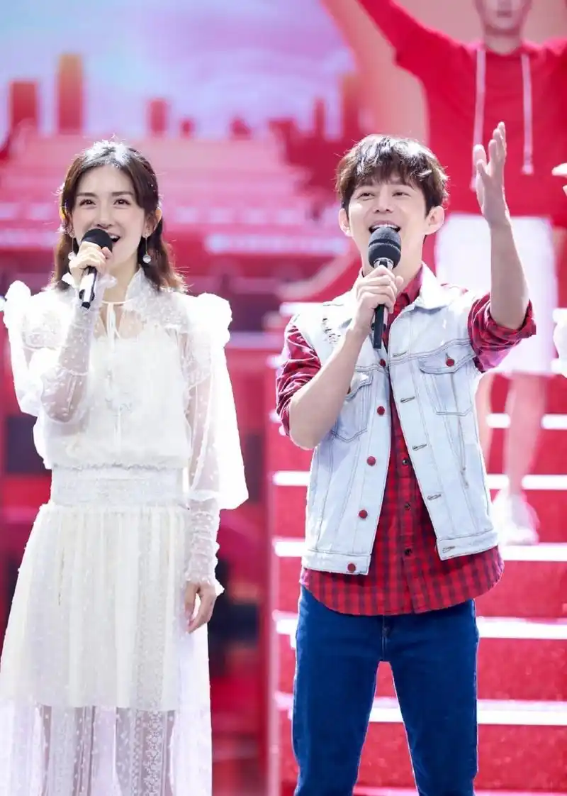 组图:神仙友谊!跨年晚会零点何炅穿越人群拥抱谢娜