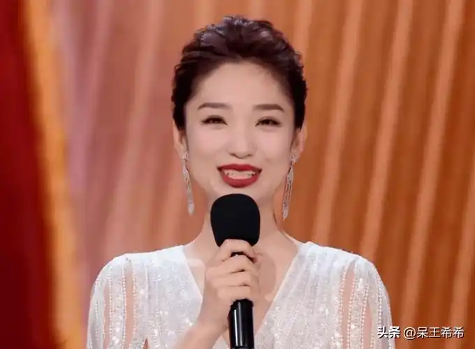 这下央视主持人蓝羽真"火"了_颁奖_晚会_观众