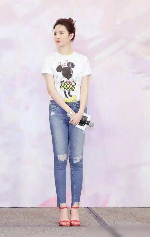 刘亦菲近照曝光挎金锁链包沙漠旅行腰身变粗手臂晒黑明显