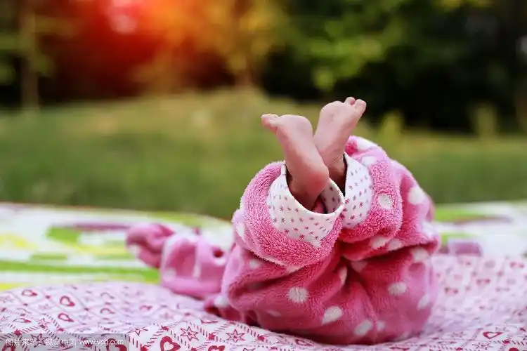 新出生的可爱女婴肖像.