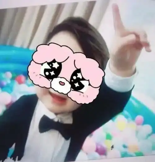 黄晓明儿子小海绵终露面,奶奶带帅气孙子逛街