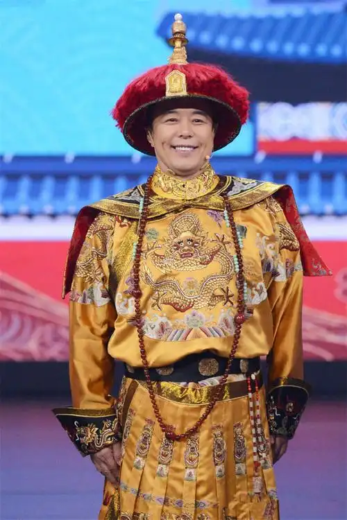 自从演完《还珠格格》以后,演员张铁林便成了"皇帝"专业户,如今62岁的