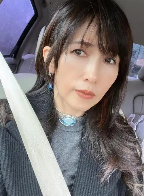 51岁工藤静香驾豪车出街,海蓝宝石项链奢华无比,脸颊像被熨烫过
