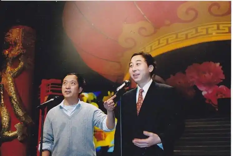 冯巩是"黄金搭档",走红后却移居海外,一失足成千古恨_刘伟_生活_相声