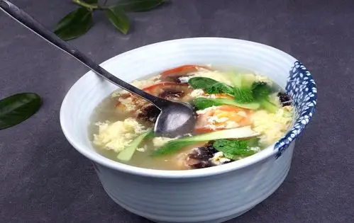 豆沙油炸饼,牛奶 早点:香梨 午餐:米饭,小瓜炒肉,蒜泥瓢儿菜,三鲜汤