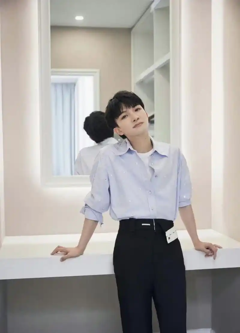 这是怎么回事,为什么周深开始走颜值路线[汗]