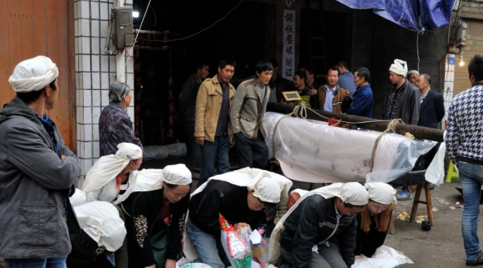 为什么以前的农村人喜欢看出殡的,不害怕吗?