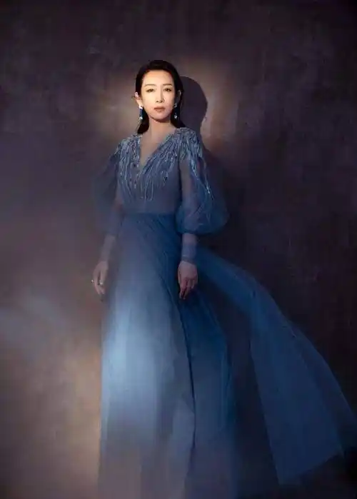 对于秦海璐这个年龄段的女性而言,优雅和时尚都是她们的独特优势,而且