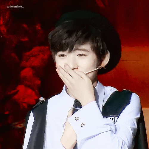 捂着嘴笑起来明媚坦诚的少年 能发出音阶般的笑声