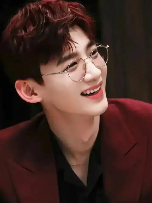 白敬亭把眼镜焊在脸上