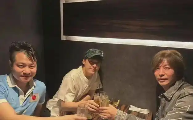 李易峰日本度假回国,自己推行李无助理随行,众粉丝接机帅气依旧|金晨