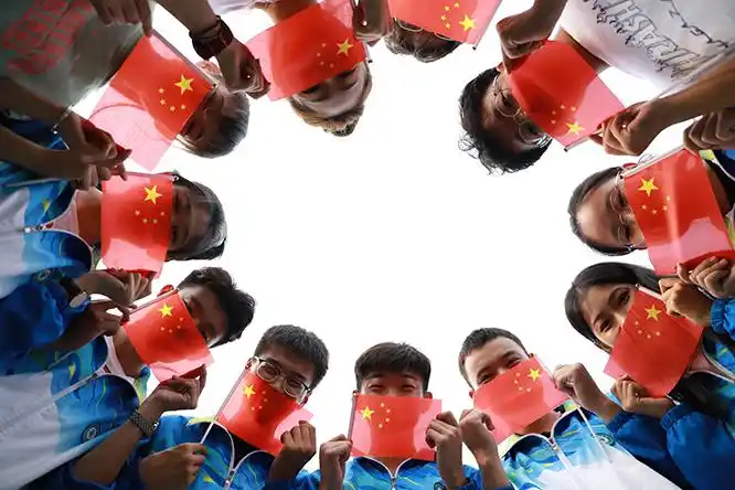 "我和国旗合个影" 德州大学生创意合影"笑"迎国庆