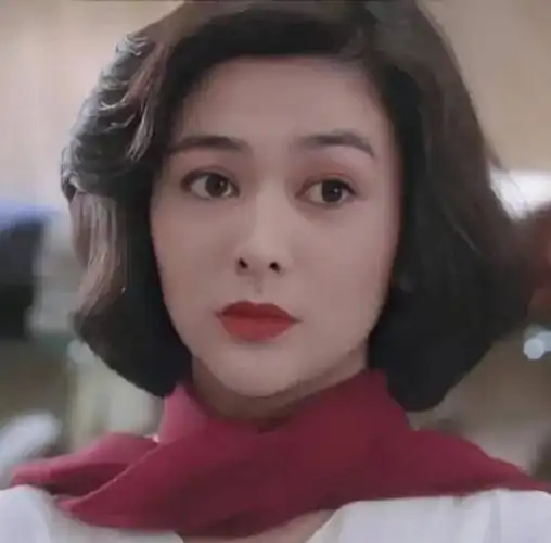 关之琳1962年出生于香港,在出道第二年就担任电影《猎头》的主演.