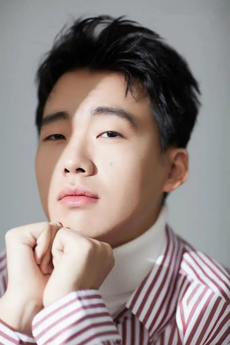 原创郭麒麟私服品味开挂!简约造型穿出阳光帅气,不愧是相声界的潮男